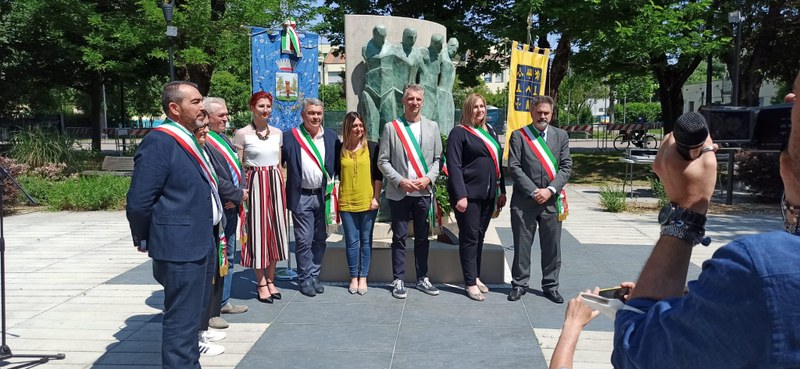 Deposizione di una corona al Monumento dedicato alle Vittime del Sisma