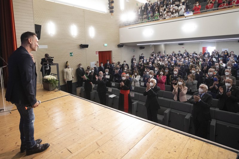Nek canta l'Inno di Mameli al Teatro Facchini di Medolla